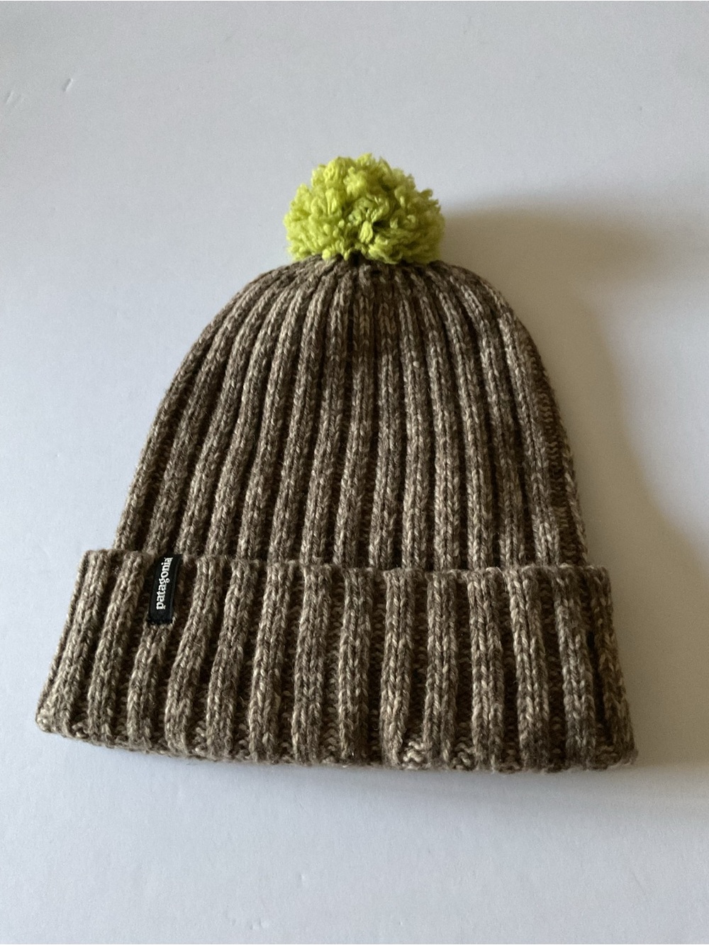 PATAGONIA RIBBED WOOL KNIT BEANIE LIGHT BROWN MARL GREEN POMPOM NWOT